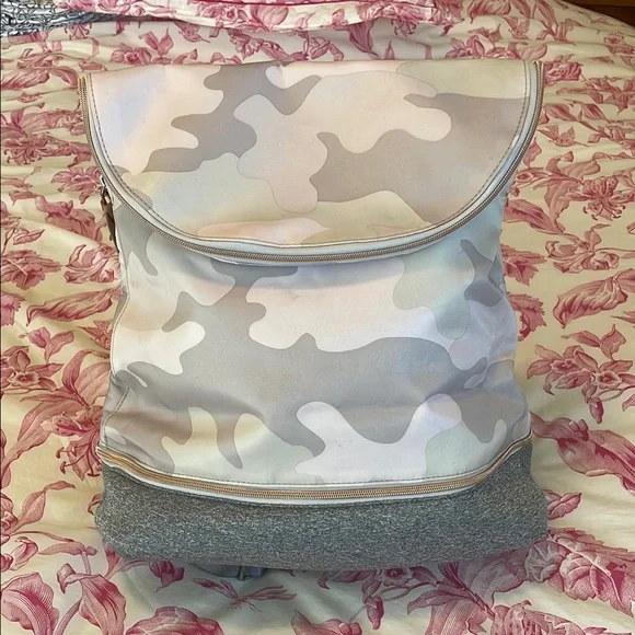 Stella and dot Camo backpack m_66f4f5af47c130c4f2a56711.jpg main image 3